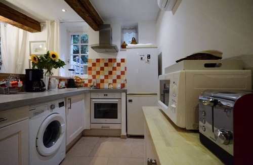 Avignon City Centre Apartment | Charming 2-room apartment classified 3 *at the foot of the palace, quiet, wooded terrace