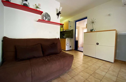 Les Ayguades House | Charming 2-Room House, 4 Sleeps, A/C, Terrace, BBQ, Near Beach and Shops, Pet-Friendly