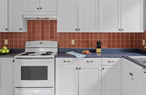 Jamestown Apartment | Charming 2 story, 2bdrm, 2.5 bath apt w/full kitchen in wonderful Jamestown.