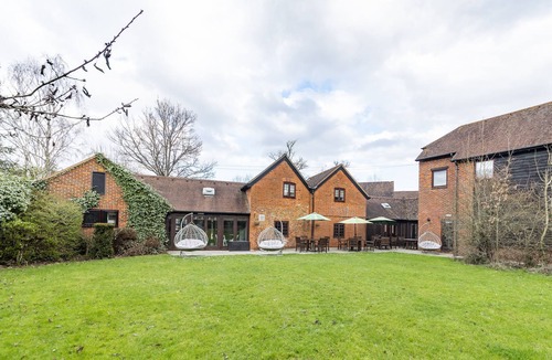 Eversley Apartment | Charming 20-Bed self contained dwelling in Hook