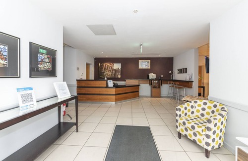 Eversley Apartment | Charming 20-Bed self contained dwelling in Hook