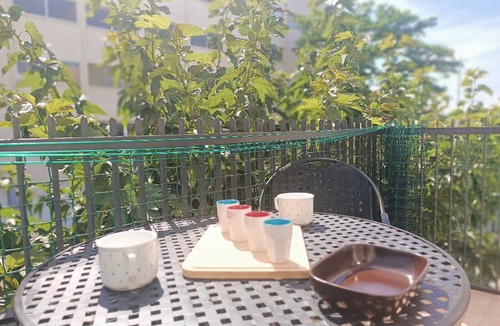 La Jetee Apartment | Charming 2BR apt with AC, 170m from beach, sleeps 6, parking