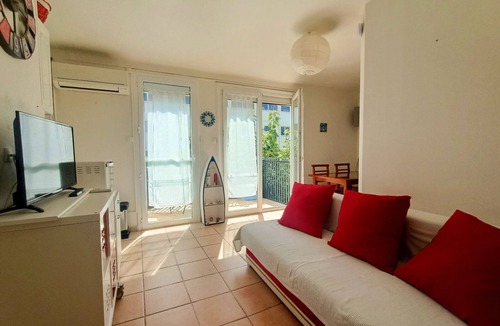 La Jetee Apartment | Charming 2BR apt with AC, 170m from beach, sleeps 6, parking