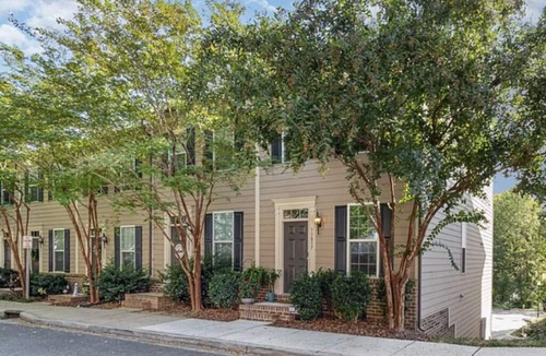 Huntersville House | Charming 2BD/2.5BA Retreat in the Heart of Huntersville – Walk to Downtown!
