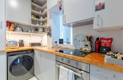 Cantelowes Apartment | Charming 2BD Hideaway - Caledonian Road, Camden!