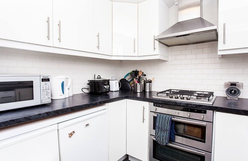 St. George's House | Charming 2BD Retreat with Garden and Parking