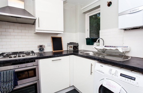 St. George's House | Charming 2BD Retreat with Garden and Parking