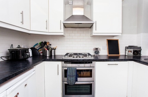 St. George's House | Charming 2BD Retreat with Garden and Parking