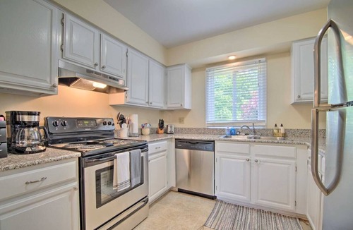 Gurnee House | Charming 2Bd Townhome Near Beach & Base