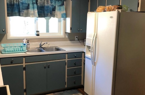 Gold Hill House | Charming 2bed/2bath home with covered deck right on the beautiful Rogue River