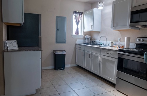 Lawton House | Charming 2Bedroom! Close to Ft Sill/Hospital!