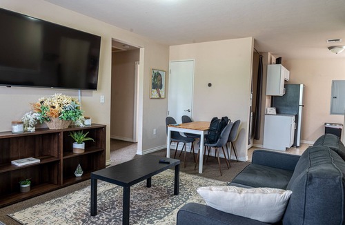 Lawton House | Charming 2Bedroom! Close to Ft Sill/Hospital!