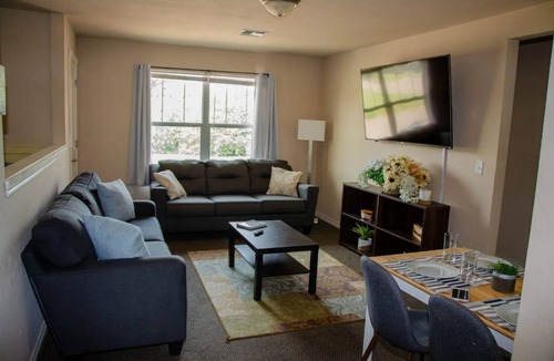 Lawton House | Charming 2Bedroom! Close to Ft Sill/Hospital!