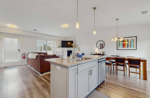 Douglas Condo | Charming 2BR/2BA Condo 1 Mile from Lake Michigan, with shared pool