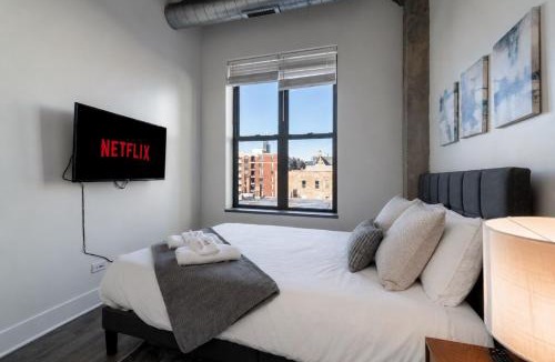 Near South Side Apartment | Charming 2BR Apartment with Skyline view, Optional Parking & Gym Access Near McCormick Place, Lakefront and Soldier Field