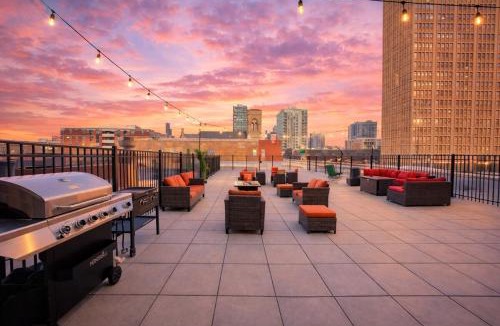 Near South Side Apartment | Charming 2BR Apartment with Skyline view, Optional Parking & Gym Access Near McCormick Place, Lakefront and Soldier Field