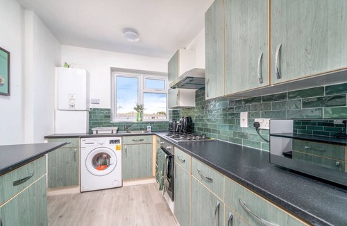 Langley Marish Apartment | Charming 2BR Apt | Heathrow Nearby