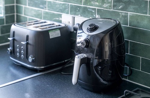 Langley Marish Apartment | Charming 2BR Apt | Heathrow Nearby