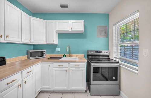Dania Beach House | Charming 2BR Dania Beach Bungalow Getaway