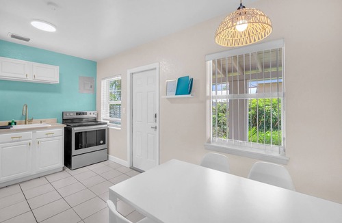 Dania Beach House | Charming 2BR Dania Beach Bungalow Getaway