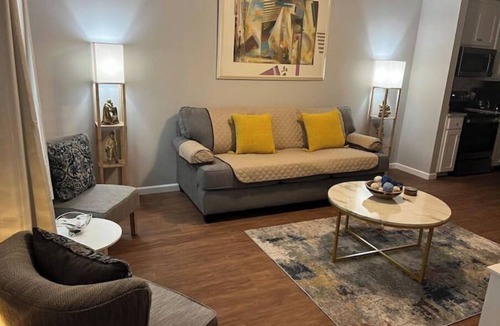 Valdosta Apartment | Charming 2BR Easy Access to VSU, SGMC & Downtown