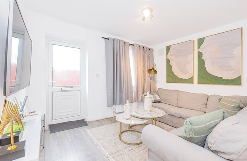 Hanger Hill Apartment | Charming 2BR flat in Ealing, 4min Hanger Lane Tube