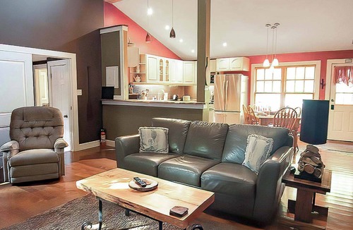Tobermory House | Charming 2BR Forest Cabin—Little Tub Harbour