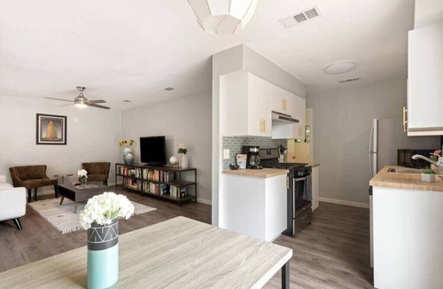 South Manchaca House | Charming 2BR Home in South Austin