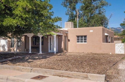 Snow Heights House | Charming 2BR Home with Backyard + Fast WiFi Sleeps 6