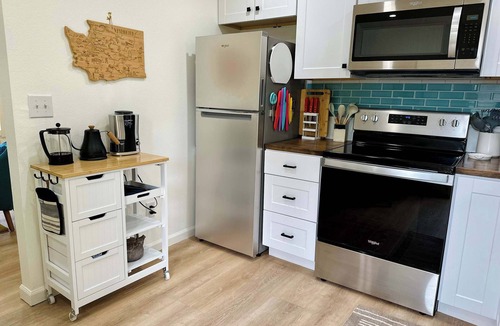 Columbia Apartment | Charming 2BR in Columbia – Walkable & Pet-Friendly