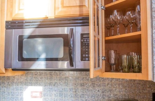 Noble Square Villa | ★★★Charming 2BR near downtown, +FREE parking★★★
