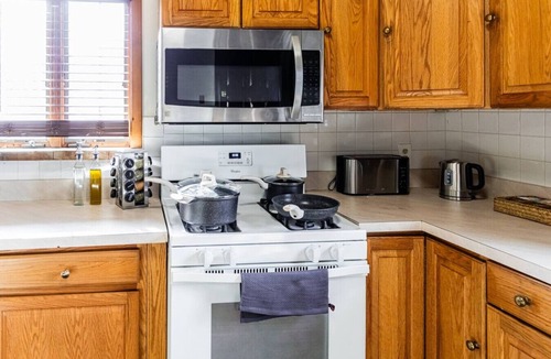 Hackensack Apartment | Charming 2BR Near NYC, MetLife & Hackensack Hosp.