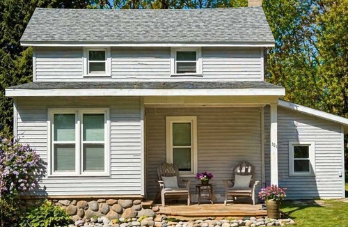 Bellaire House | Charming 2BR Pet-Friendly + Walk to Downtown