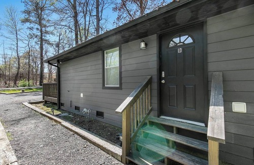 Clarkdale Apartment | Charming 2BR Retreat-Free Parking