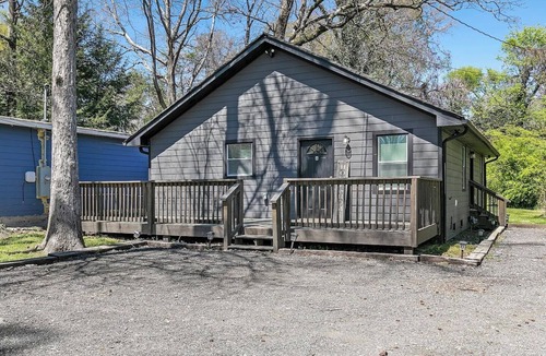 Clarkdale Apartment | Charming 2BR Retreat-Free Parking