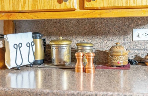Saint Jo House | Charming 2BR Saint Jo retreat, just minutes from top Texas wineries. Perfect for wine lovers, nature enthusiasts, or a peaceful escape. Explore WinStar Casino, Lake Murray, or nearby wineries, then unwind on the relaxing patio.