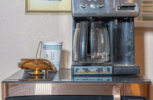 Saint Jo House | Charming 2BR Saint Jo retreat, just minutes from top Texas wineries. Perfect for wine lovers, nature enthusiasts, or a peaceful escape. Explore WinStar Casino, Lake Murray, or nearby wineries, then unwind on the relaxing patio.