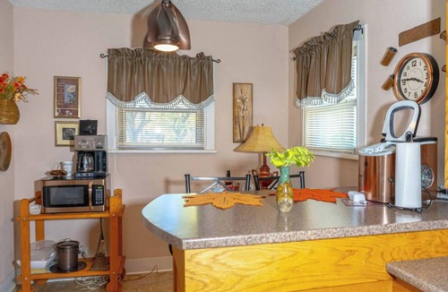 Saint Jo House | Charming 2BR Saint Jo retreat, just minutes from top Texas wineries. Perfect for wine lovers, nature enthusiasts, or a peaceful escape. Explore WinStar Casino, Lake Murray, or nearby wineries, then unwind on the relaxing patio.