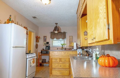 Saint Jo House | Charming 2BR Saint Jo retreat, just minutes from top Texas wineries. Perfect for wine lovers, nature enthusiasts, or a peaceful escape. Explore WinStar Casino, Lake Murray, or nearby wineries, then unwind on the relaxing patio.