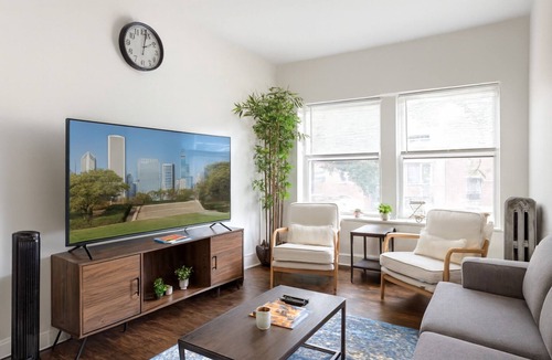 Albany Park Apartment | Charming 2BR Stay Ideal for Long or Short Visits