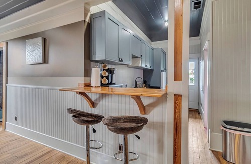Savannah Victorian District Condo | Charming 2BR w/ Porch Historic Stay Near Forsyth Park