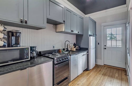 Savannah Victorian District Condo | Charming 2BR w/ Porch Historic Stay Near Forsyth Park