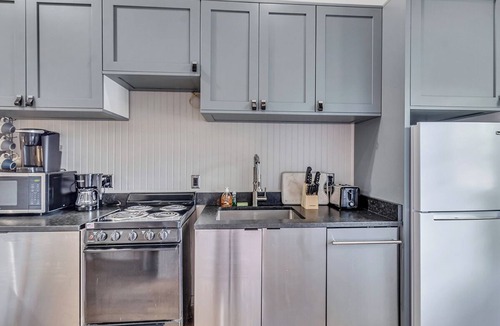 Savannah Victorian District Condo | Charming 2BR w/ Porch Historic Stay Near Forsyth Park