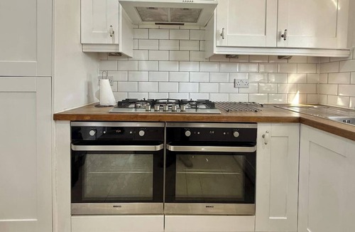 Hendon Apartment | Charming 2BR with a huge Garden