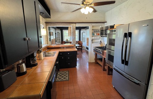 Barton Heights House | Charming 3-2 bedroom bungalow, WiFi, central AC, central Austin. Walkable! nnn