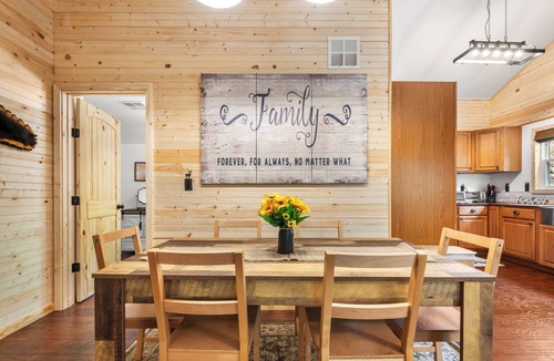Newland Cabin | Charming 3/2 Cabin , Ski, Fire-Pit, AC & Resort-Style Amenities