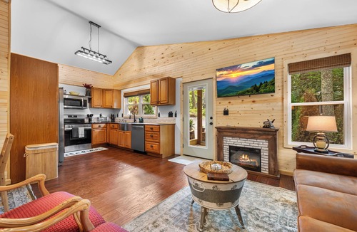 Newland Cabin | Charming 3/2 Cabin , Ski, Fire-Pit, AC & Resort-Style Amenities