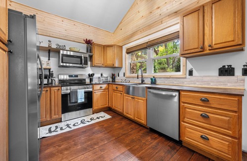 Newland Cabin | Charming 3/2 Cabin , Ski, Fire-Pit, AC & Resort-Style Amenities