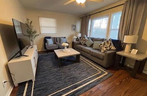 Waukegan House | Charming 3 bed 1 story Home near Naval Base
