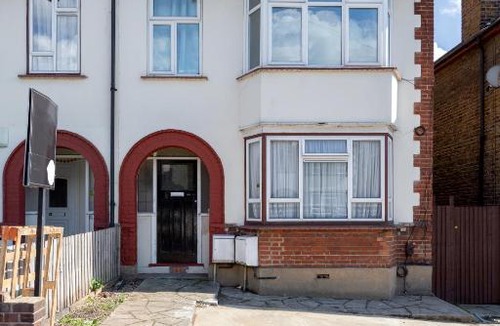 Havering Apartment | Charming 3-Bed Apartment in Romford